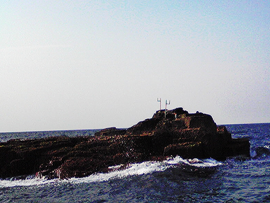 二神島カラト岩